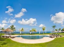 Villa Atas Ombak, Pool und Meer